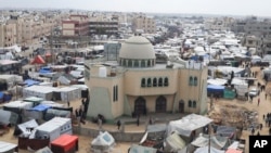 Kampa s raseljenim Palestincima u gradu Rafa, 27. februar 2024. Procenjuje se da je u taj grad na jugu Pojasa Gaze izbeglo više od milion Palestinaca iz drugih delova te teritorije.