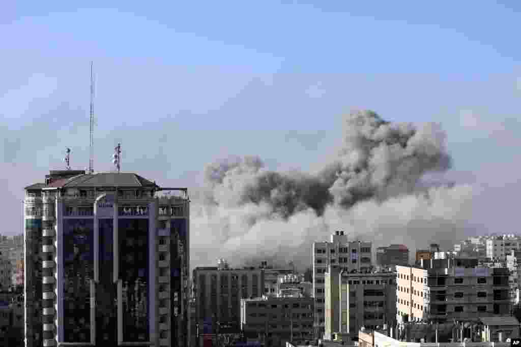 ВЕЛИКА БРИТАНИЈА -&nbsp;Велика Британија се обидува да преговара за привремен прекин на непријателствата во Појасот Газа за да може да се достави повеќе хуманитарна помош до жителите на опколената територија, изјави британскиот министер за надворешни работи Џејмс Клеверли.