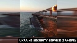 Incendiu pe podul Kerch după o explozie, Ucraina, Crimeea ocupată, 8 octombrie 2022