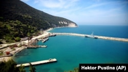 Pogled na ostrvo Sazan, 14. 04. 2015.