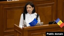 Proiectul de lege privind votul prin poștă a fost prezentat în ședința parlamentului de deputata PAS, Veronica Roșca, președinta Comisiei juridice, numiri şi imunităţi, Chișinău, 26 aprilie 2024 