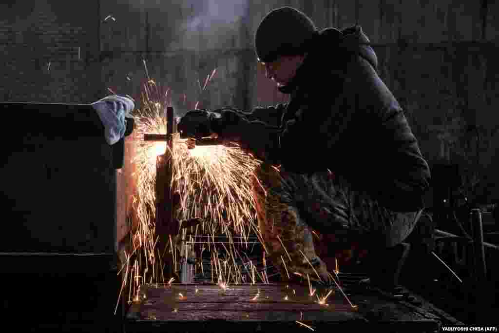 Mehaničar radi na oklopnom vozilu. Ovdašnji ljudi prije rata su se bavili različitim zanimanjima, koja su se uvelike razlikovala od onoga što sada rade.