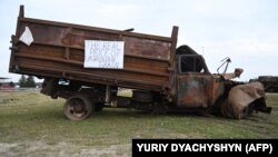 Fermierii ucrainenii au plasat pe 24 februarie 2024, la granița cu Polonia, un camion distrus în război, ca să le arate colegilor protestatari de peste graniță cu ce obstacole se confruntă ei în munca de zi cu zi. Pe pancartă scrie: „Prețul adevărat al grâului ucrainean”.