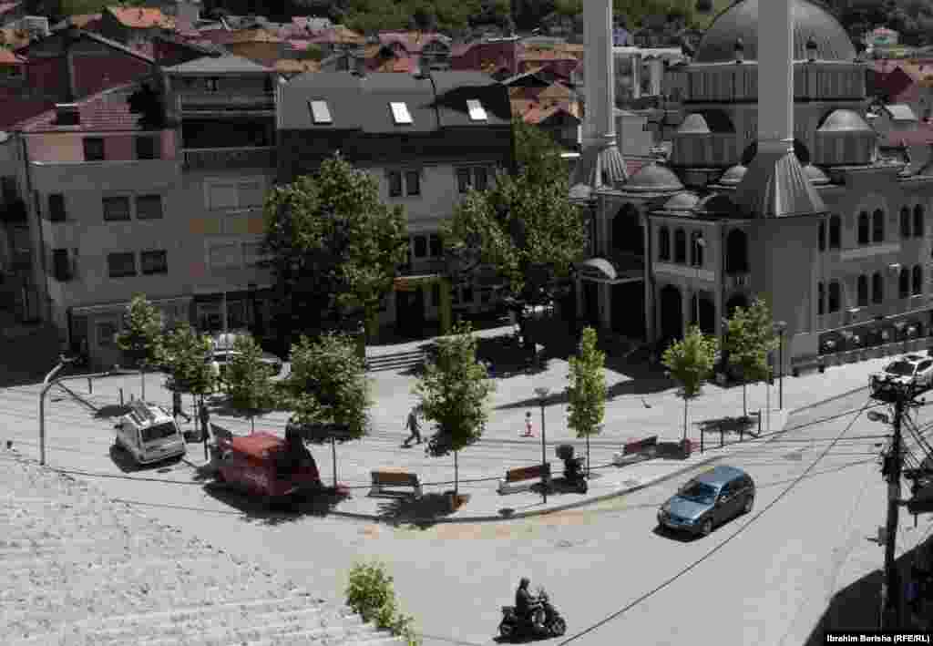 Rahovec 10 korrik 1999: Mijëra qytetarë kishin dalë këtë ditë në qendër të qytetit në Rahovec në ditën e katërt të protestës kundër një dislokimi të mundshëm të trupave paqeruajtëse ruse. Qytetarët shqiptarë të Rahovecit kishin protestuar për disa ditë duke thënë se paraushtarakët rusë kishin marrë pjesë në dhunën serbe kundër tyre. &nbsp; 6 qershor 2024: Përveçse është zvogëluar hapësira e sheshit, xhamia është rrënuar dhe ndërtuar një e re. Disa objekte që shihen para 25 vjetësh ende janë aty, vetëm se kanë pamje tjetër të jashtme. 