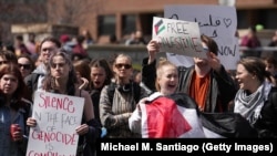 Suporterii pro-palestinieni scandează în timpul unui miting împotriva războiului Israel-Hamas din Gaza, 24 aprilie, 2024.