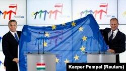 Orbán Viktor 2011-ben átadja a magyar uniós elnökséget Donald Tusknak