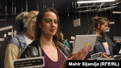 Nikolina Gagić, aktivistica, na otvaranju izložbe "Čestitke, sramite se" u Sarajevu, 13. juna 2024.