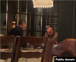 Fotografia që ka qarkulluar në rrjetet sociale ku shihen Radoiçiq dhe Gjuriq. REL-i nuk e ka verifikuar vërtetësinë e fotografisë në mënyrë të pavarur. (Fotografi e marrë prej një postimi në llogarinë e Kati Schneebergerit në X- ish Twitter)