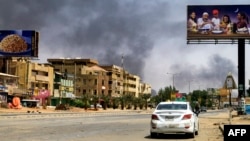 خیابانی در خارطوم در جریان درگیری بین نیروهای دو ژنرال رقیب، ۲۷ فروردین