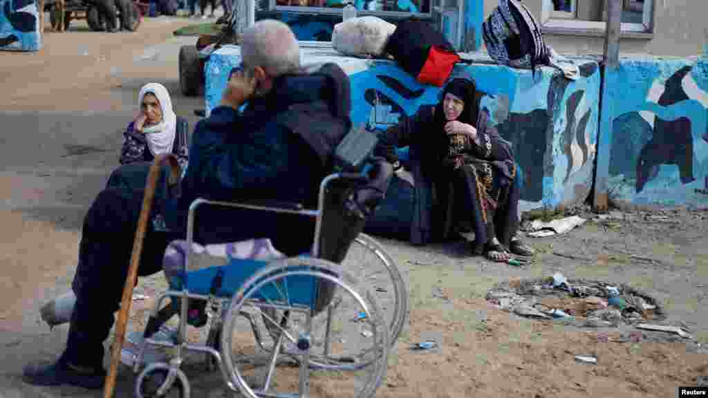 A Hán Júnisz-i kórházból evakuált betegek a rafahi menekülttáborban.&nbsp;A Hán Júniszban található Nasszer orvosi komplexumban több ezer gázai lakos húzta meg magát hetekig, miután a területet érő intenzív izraeli bombázások és a városok elhagyására vonatkozó katonai parancsok miatt kénytelenek voltak elhagyni otthonukat és Gáza más részeit &nbsp;