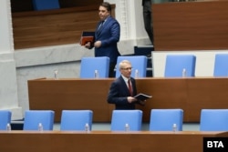 На извънредно заседание депутатите обсъдиха вота на недоверие към правителството, 12 октомври 2023 г. На снимката: министърът на финансите Асен Василев и премиерът Николай Денков