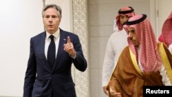 Državni sekretar, Antony Blinken sa ministrom inostranih poslova Saudijske Arabije, princom Fejzalom bin Farhanom na konferenciji u Rijadu, 7. juni 2023. 