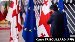 Флаги Грузии и ЕС, архивная фотография