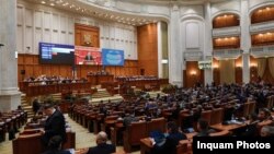 Legea bugetului de stat a fost adoptată miercuri seara târziu, cu o largă majoritate, dar și cu multe controverse.