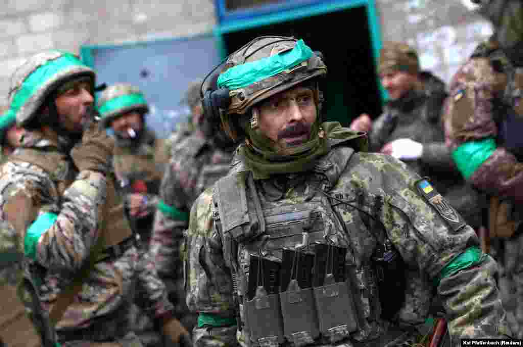 Činilo se da će ukrajinske snage napustiti Bakhmut krajem februara, ali je u martu najavio da će nastaviti borbu s ciljem nanošenja veće štete moskovskim snagama. &nbsp; 