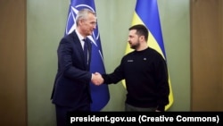 УКРАИНА – Украинскиот претседател Володимир Зеленски и генералниот секретар на НАТО Јенс Столтенберг во Киев, 20 април 2023 година