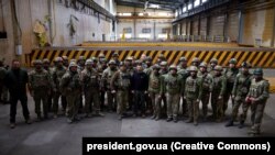 Украинскиот претседател Володимир Зеленски денеска ги посети украинските сили во близина на линијата на фронтот во Авдиивка