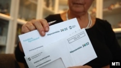 Egy nő kitölti a népszámlálás online kérdőívét Gödöllőn 2022. október 1-jén