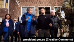 Рафаэль Гроссии и Владимир Зеленский во время посещения Днепровской ГЭС 27 марта 2023