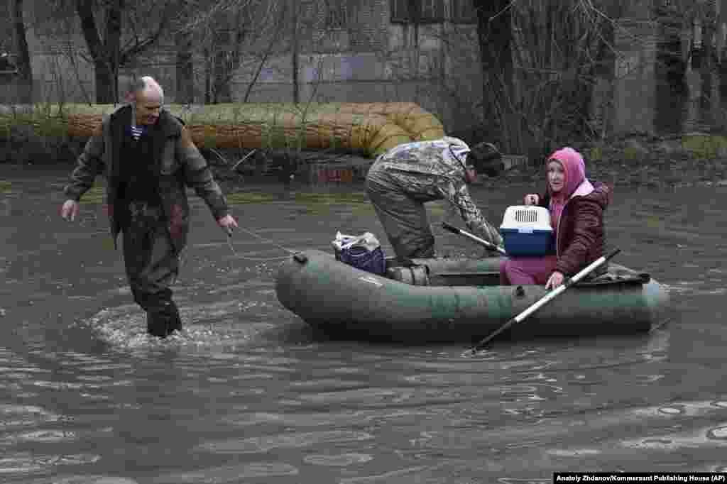 Evakuacija žena i njene mačke. Više od 4.000 ljudi, uključujući 800 djece, moralo je napustiti svoje domove u Orsku, saopštila je regionalna vlada.