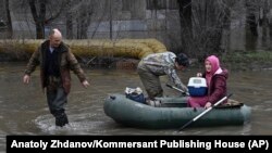 Жители на Орск се евакуират с надуваема лодка, 7 април 2024 г.
