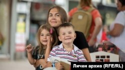 Оля и нейните деца вече близо две години живеят в България. Но майката трябва да успее да им обясни какво е войната и защо не могат да бъдат с баща си.