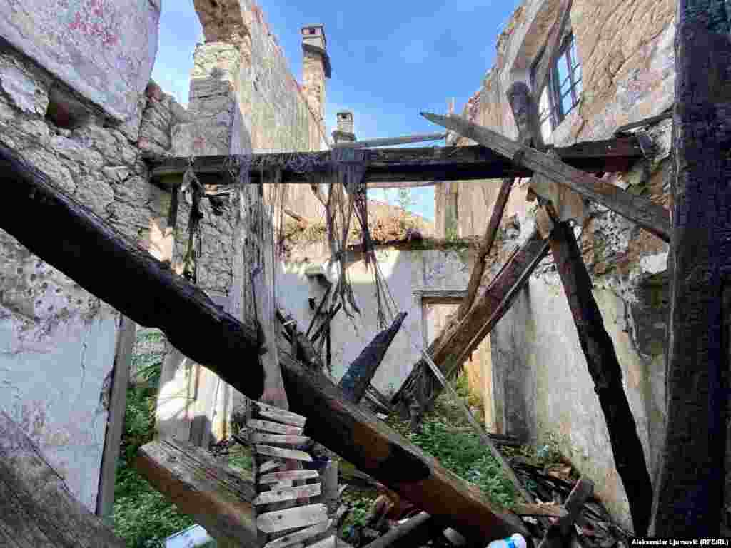 Objekat predstavlja opasnost za znatiželjne posjetioce.