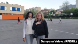 Златина (вдясно) заедно със сестра ѝ Яна в двора на 2. СУ "Акад. Емилиян Станев" в София