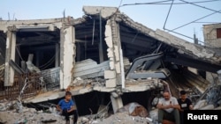 Палестинци присъстват на молитва за Курбан Байрам край руините на джамия, разрушена от израелски въздушни удари, 16 юни 2024 г.