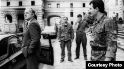 ჟიული შარტავა სოხუმში, მთავრობის სასახლის წინ, 1992 წელი.