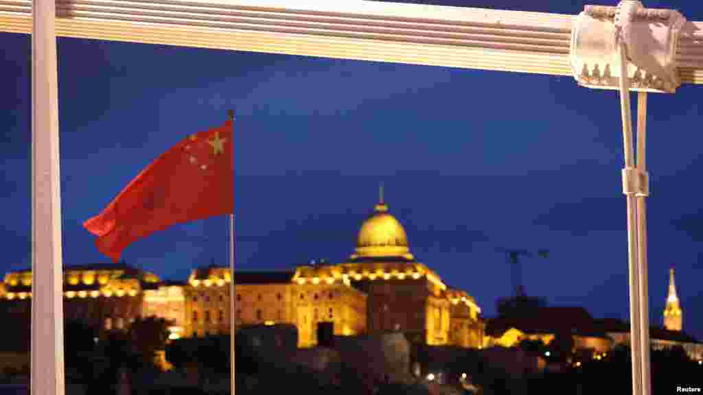 A fellobogózott Erzsébet híd mögött a&nbsp;Budai Várnegyed, ahova május 9-én, csütörtökön látogat majd Hszi Csin-ping