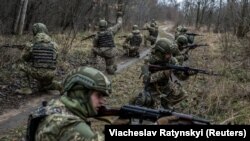 Frissen sorozott ukrán katonák hadgyakorlaton Közép-Ukrajnában 2024. március 12-én (képünk illusztráció)