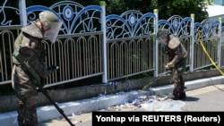 Специјалните сили ја испитуваат содржината на балон од Северна Кореја, Инчеон, Јужна Кореја, 2 јуни 2024 