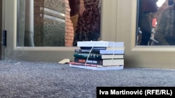 Knjige o slobodi govora i opasnosti autoritarnih režima ispred Filozofskog fakulteta u Novom Sadu, 29. marta 2024.
