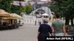 Građani šetaju Sjevernom Mitrovicom, pored mosta preko rijeke Ibar u Mitrovici, Kosovo, koji povezuje Južnu i Sjevernu Mitrovicu (fotografija iz arhive)