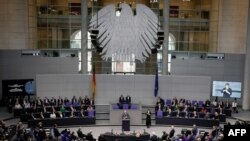 Regele Marii Britanii Carol al III-lea, în centru, se adresează Bundestagului, Parlamentului Germaniei, joi, 30 martie 2023.