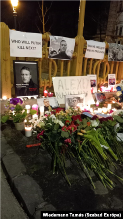 Navalnijra emlékeznek a budapesti orosz nagykövetség közelében 2024. február 16-án