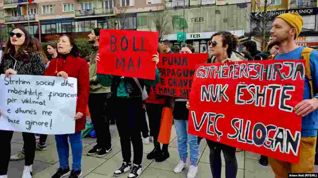 Uz povike &quot;Patrijarhat ubija&quot; i &quot;Ubistva nad ženama upozoravaju&quot;