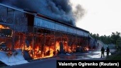 Украински пожарникари потушават пожара в хипермаркет в Харков на 25 май