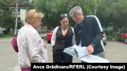 Președinta CSM Onești, Ingrid Istrate, profesoara Aurica Nistor (stânga) și directorul adjunct al Liceului Sportiv Nadia Comăneci din Onești, Cătălin Bucur, analizează planul de refacere a unității școlare, al cărui studiu de fezabilitate a expirat înainte să înceapă lucrările.