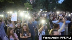Pojedini demonstanti upalili su svetla na svojim telefonima tokom protesta, 3. jun 2023.