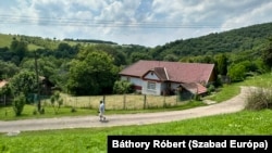 A faluban életvitelszerűen tizenhatan laknak, köztük gyerekek is