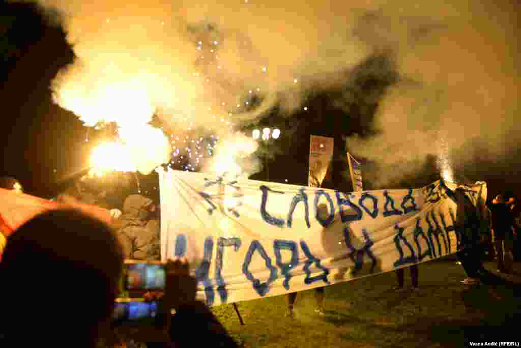 Na protestu je istaknut i transparent podrške vođi ekstremno desničarske organizacije &quot;Narodna patrola&quot; Damnjanu Kneževiću koji je u pritvoru od 16. februara. Tužilaštvo ga sumnjiči da je na protestu 15. februara protiv evropskog plana za Kosovo ispred Predsedništva Srbije pozivao građane na nasilno svrgavanje i smenu vlasti.