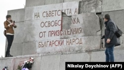 "В крак с времето". Как съветският паметник в София се превърна в сцена за протестни акции