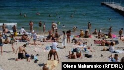 Oameni la plajă în Odesa, Ucraina (imagine de arhivă). Dincolo de poluarea cauzată de războiul Rusiei împotriva Ucrainei, poluare care va fi resimțită și de țările din jur, Marea Neagră se confruntă și cu alte riscuri.