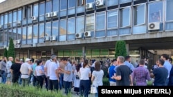 Protest pred zgradom Opštine Novi Beograd, Srbija, 4. jun 2024. 