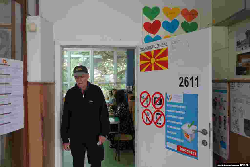 Glasanje u Skoplju, 8. maja 2024. Da bi predsjednički izbori bili uspješni, osim što jedan od dva kandidata mora osvojiti natpolovičnu većinu glasova građana, uslov je i odaziv najmanje 40 posto građana upisanih u birački popis, odnosno oko 725.000 birača.