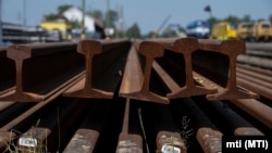 Vasúti sínek a Budapest–Belgrád vasútvonal korszerűsítéséről tartott sajtótájékoztató helyszínén, a Kiskőrös vasútállomás közelében lévő rakodóterületen 2022. augusztus 26-án