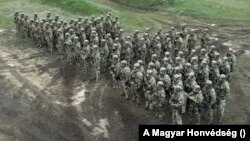 „A cél az, hogy ha egy magyar lövészdandár két másik külföldivel együtt végre akar hajtani egy feladatot, akkor a magyar harckocsik tudjanak egymással kommunikálni, a katonák ugyanazt az angol nyelvet beszéljék, ne egymásra lőjenek, hanem az ellenségre” – mondta a vezető kutató