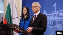 Conform unui nou acord de coaliție în Bulgaria, Maria Gabriel (stânga), din partea partidului de centru-dreapta GERB, și Nikolai Denkov, din partea partidului Noi continuăm schimbarea, vor fi șefi de guvern prin rotație la fiecare nouă luni.